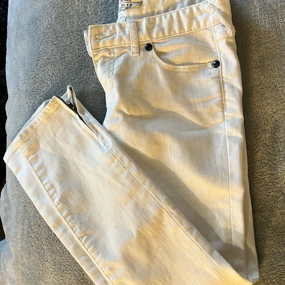 NWOT— FREE PEOPLE White skinny jeans, zipper at ankles